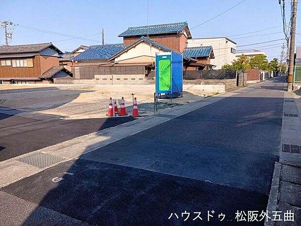 分譲地　入口　左1号棟近鉄　東松阪駅　方面を望む西から東に向かって撮影