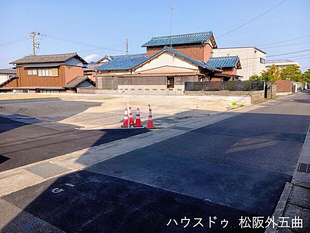 建築前　西から東に向かって撮影