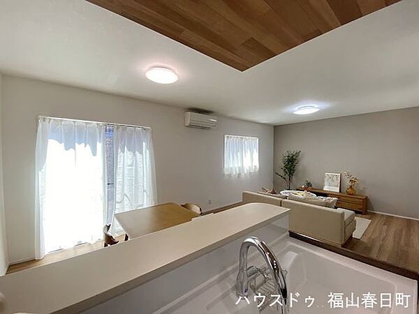 キッチンから見たリビングルームエアコン1台付きです。