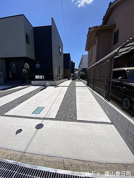縦列にはなりますが、サイズによっては3～4台の駐車が可能です。