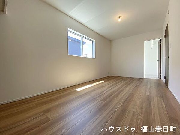 2F洋間(3)　広さ9.0帖（別角度）右奥のドアからサンルームへ入れます。