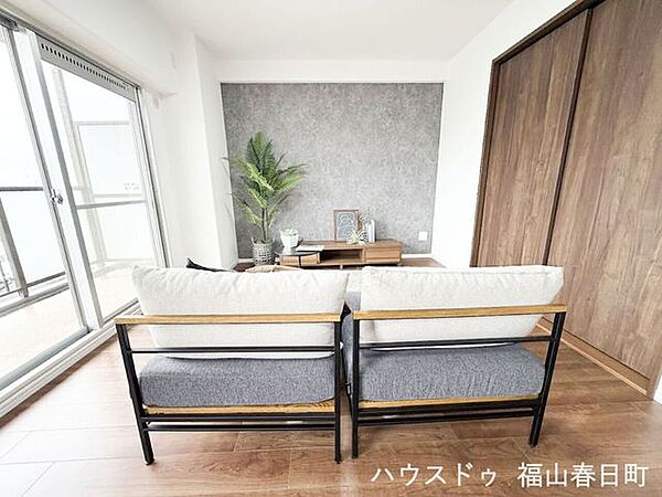■広々LDK■開放感あふれる大空間で、家族みんながつながる時間を。吹き抜けから降り注ぐ光が、暮らしを豊かに彩ります。
