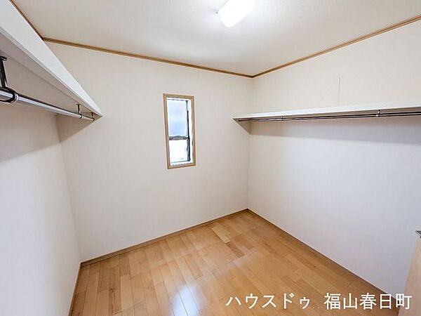 照明付きの広々としたウォークインクローゼット。衣類や季節用品をたっぷり収納でき、奥まで見やすく整理しやすい空間です。