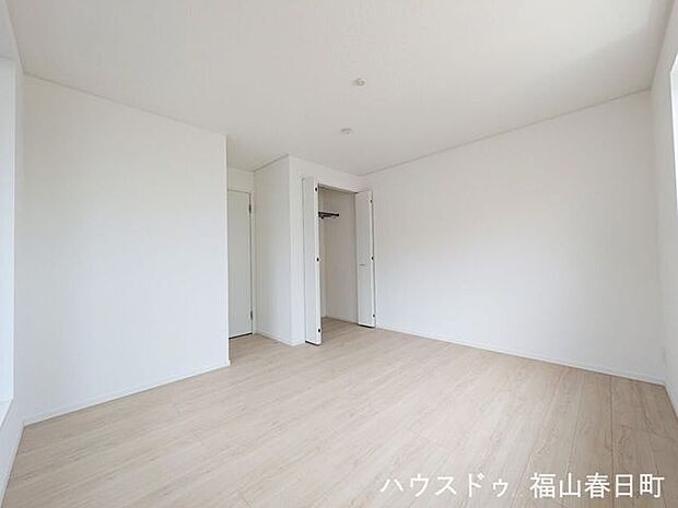 ゆとりの約7.5畳の主寝室。大きめベッドもゆったり置ける広さで、ご夫婦の寝室やリラックス空間として快適にお使いいただけます。