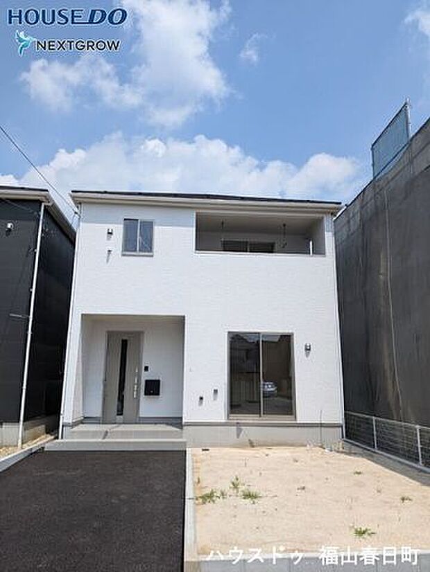 白を基調とした、明るく清潔感のある外観。シンプルで飽きのこないデザインが魅力です。