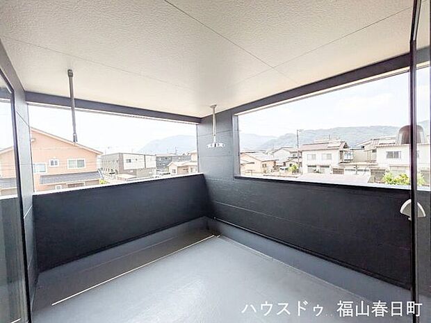 陽当たり良好。洗濯物やお布団もたっぷり干せるワイドバルコニー。