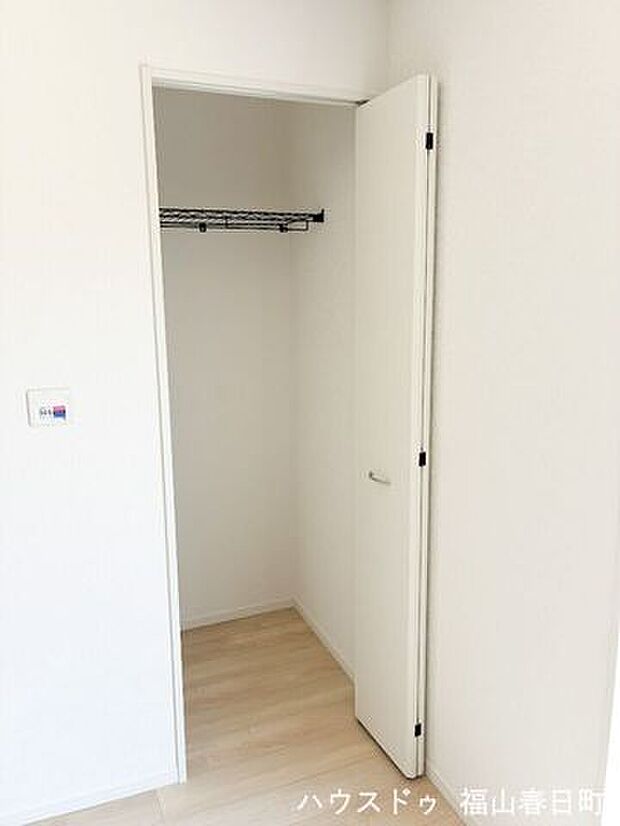 リビングに収納を備えているため、掃除用品や日用品、家族で使う小物をまとめてしまえます。生活感の出やすい物をすっきり隠せるので、いつでも片付いた空間を保ちやすいのが魅力です。