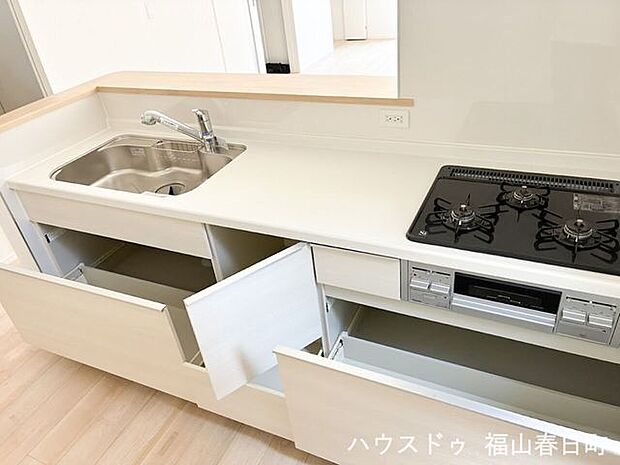 ■充実の収納力■引き出し式の大容量収納で、調理器具から食材までスッキリ整理。いつでも使いやすいキッチン環境が整います。