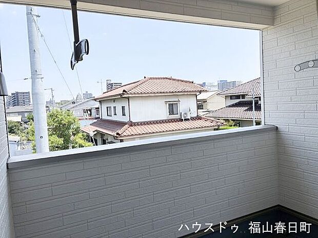 陽当たり良好。洗濯物やお布団もたっぷり干せるワイドバルコニー。