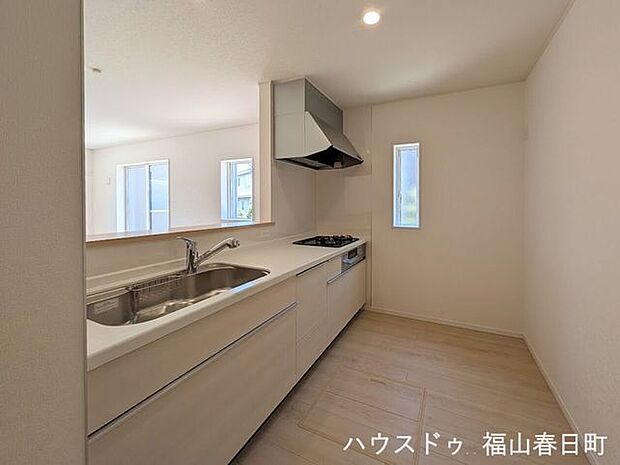 料理が楽しくなるキッチン対面式カウンターで家族との会話を楽しみながら調理できる、機能性と開放感を兼ね備えた空間です。