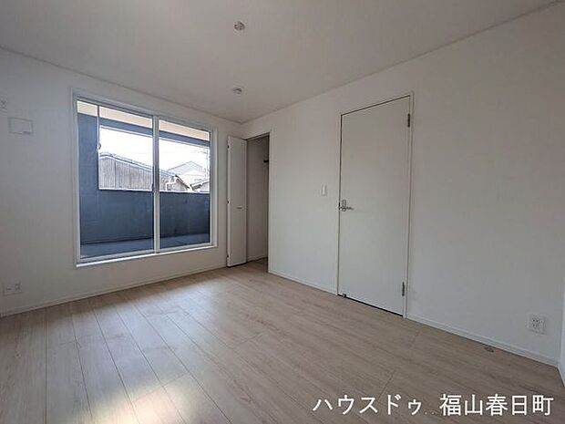 バルコニーにも面しており明るいぬくもりのある居室となっております。