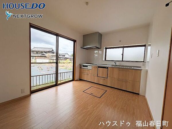 引き出し式の大容量収納で、調理器具から食材までスッキリ整理。いつでも使いやすいキッチン環境が整います。