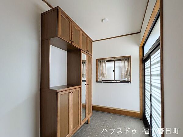 ゆとりある空間で靴の脱ぎ履きもストレスなく、来客を温かく迎えられる品のある第一印象です。