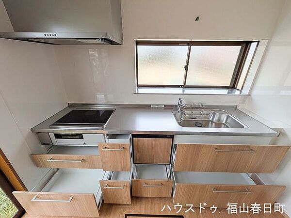 食品や調理器具をすっきり収納できる、便利なキッチン横収納スペースです。