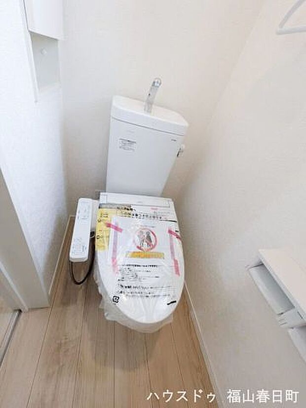 ■2階トイレ■トイレは各階に1か所ずつ設置。忙しい朝の混雑を軽減でき、夜間に階段を移動する負担も少ない便利な間取りです。