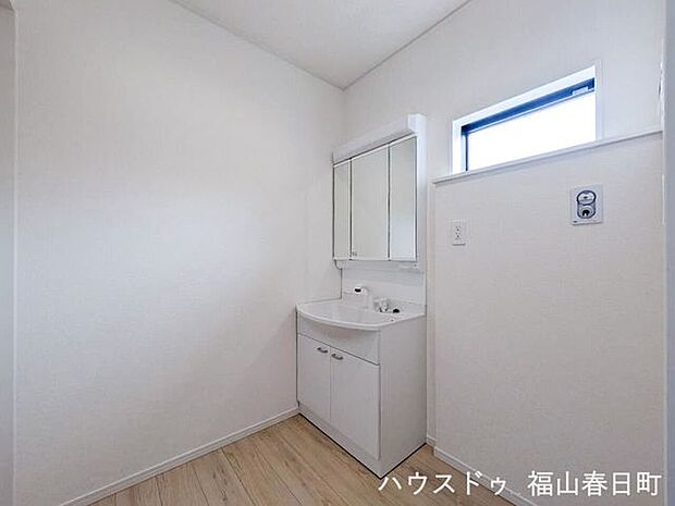明るく清潔感のある洗面室。収納も充実し、毎日の身支度が快適です。