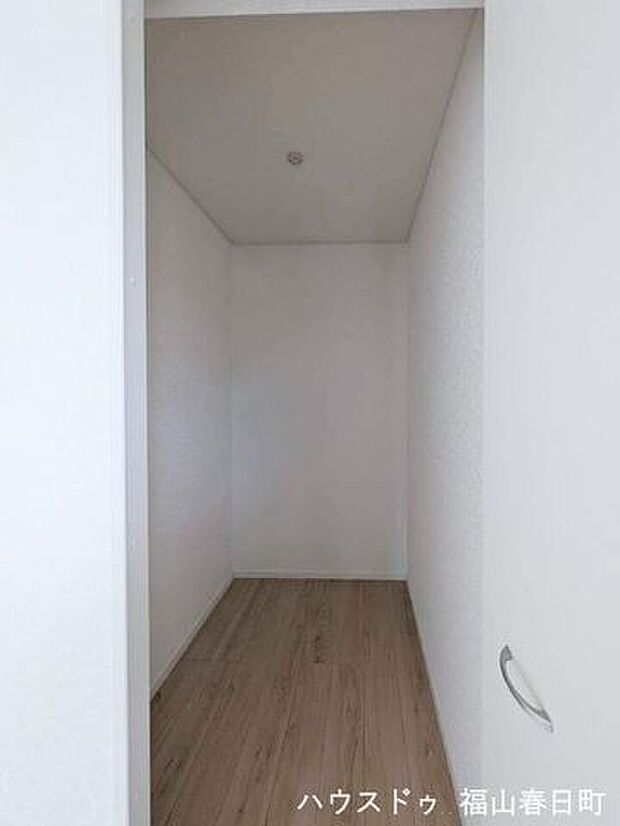 ■2階6畳洋室(3)■たっぷり収納できるウォークインクローゼット付き。居室を広くすっきり使えます。