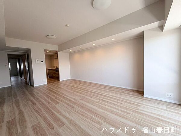 ■南向き・日当たり良好■午後の陽ざしがやわらかく部屋を包む、明るく温かみあふれるリビング空間です。