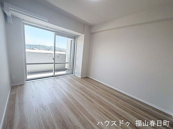 大きな窓があり明るい光が入ってくる洋室