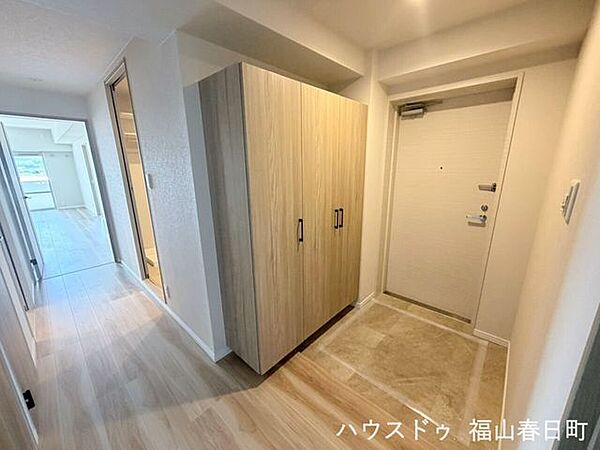 リビングへと続く明るく開放的な廊下。