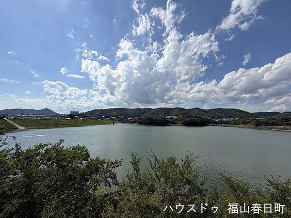 春日池公園遊具、ウォーキングコース、駐車場完備！春には桜、初夏にはばらと花菖蒲、秋には紅葉など豊かな自然を感じることができます。 800m