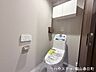 トイレ：■収納充実のトイレ■トイレットペーパーや掃除道具もスッキリ収納できる棚付き。使い勝手の良さにこだわりました。