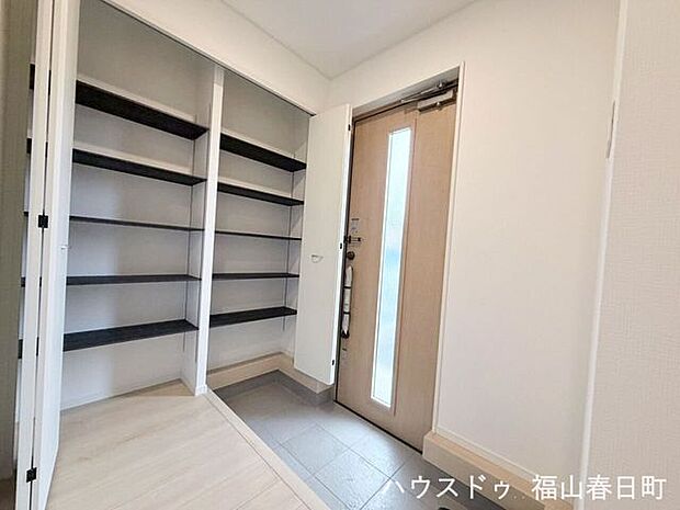 ■広々とした玄関ホール■ゆとりある空間で靴の脱ぎ履きもストレスなく、来客を温かく迎えられる品のある第一印象です。
