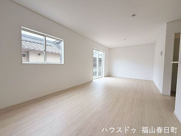 大きな窓からたっぷりと光が差し込む、開放感あふれるリビング。キッチンまで一体感のある空間で、ご家族との時間をゆったり楽しめます。