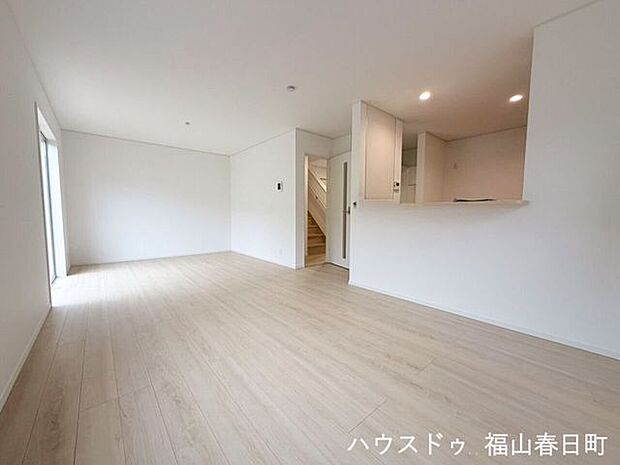 ■広々LDK■開放感あふれる大空間で、家族みんながつながる時間を。吹き抜けから降り注ぐ光が、暮らしを豊かに彩ります。