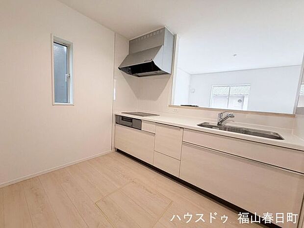リビングを見渡せる対面式キッチンで、家族との会話を楽しみながら料理ができます。収納や作業スペースにもゆとりがあり、毎日の家事を快適に行えます。