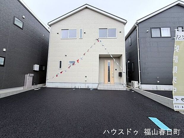 白を基調とした、明るく清潔感のある外観。シンプルで飽きのこないデザインが魅力です。