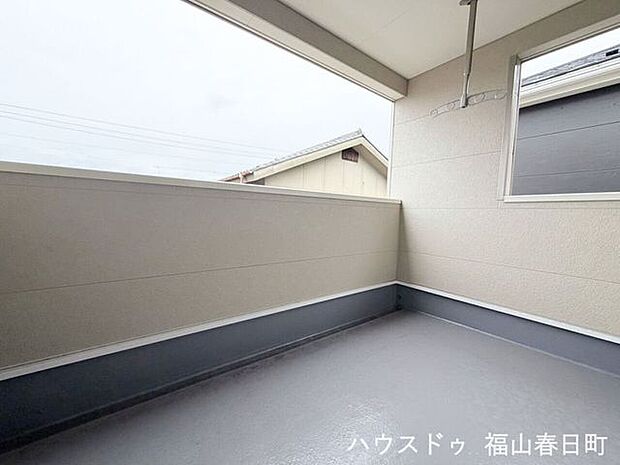 陽当たり良好。洗濯物やお布団もたっぷり干せるワイドバルコニー。