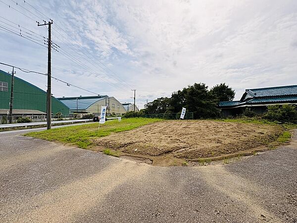 道路南側：公道幅員幅員約６．５ｍ　東側公道幅員約２．７ｍ～３．６ｍセットバック：あり