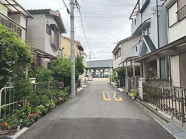 高槻市立北大冠小学校まで約700m、高槻市立第六中学校まで約400m