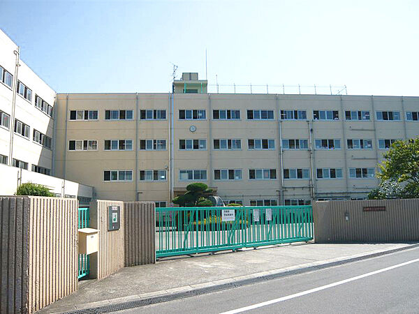 高槻市立冠中学校（750m）