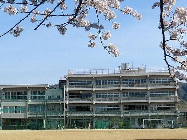 島本町立第一中学校（472m）
