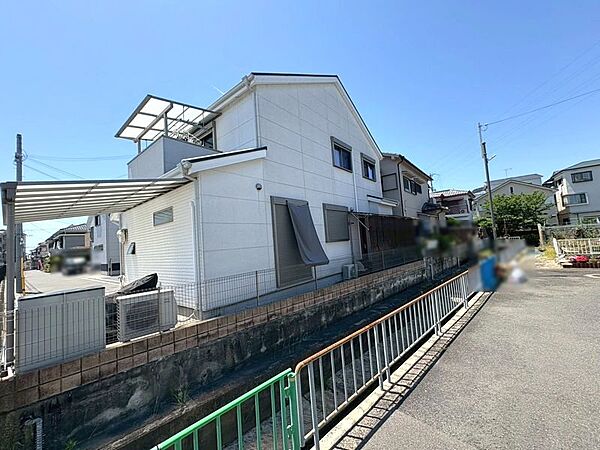 裏手が水路になっており、陽当たりや風通しも良好な立地。