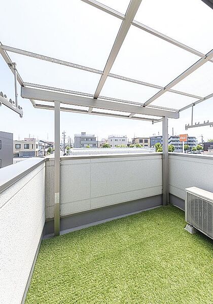 お洗濯はもちろんティータイムや園芸等様々な用途でお使いいただけそうです♪バルコニー屋根が前方まである為、急な雨でも安心ですね。