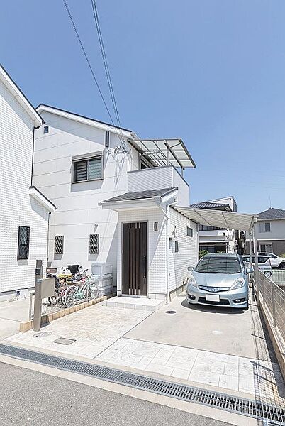 お車は2台駐車可能です◎自転車を停められるスペースも十分ございます。
