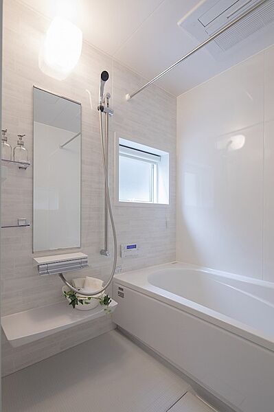 【施工例・浴室】日々の疲れを癒す浴室。浴室暖房乾燥機を設けることで雨天時の洗濯物やカビ対策にもなります。