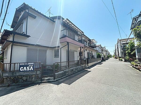 前面道路も広々としており、お車の出し入れもスムーズ。