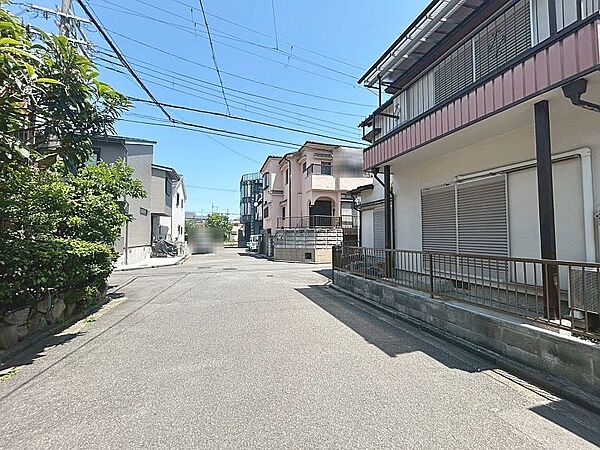 小学校へ徒歩約2分とお子様がいらっしゃるご家庭に嬉しい立地。