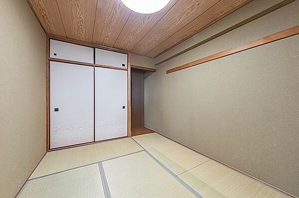 リビングに隣接する和室。来客用のお部屋としても、家事の合間に足をのばしてひと休みするスペースとしても使えます！