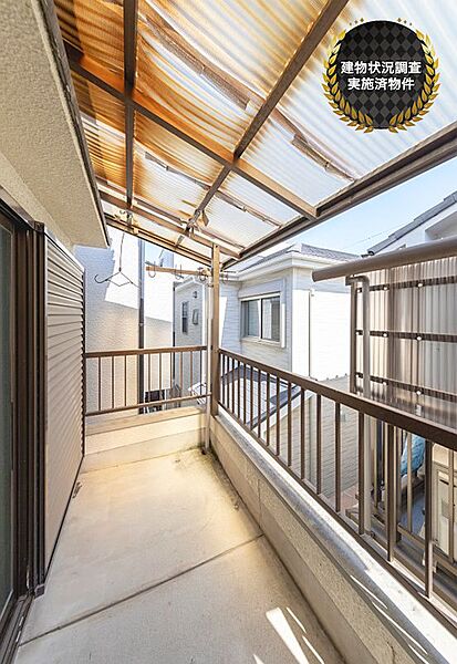南向きのバルコニーは屋根付きの為雨の日のお洗濯も安心です。