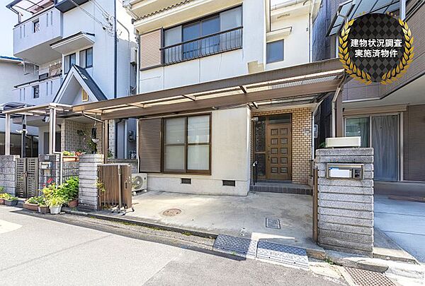 駐車スペースは1台分ございます。屋根付きなのが嬉しいですね。