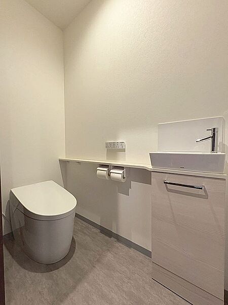 手洗付トイレ。各階にトイレがあり便利です。