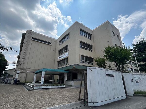 茨木市立三島中学校（832m）