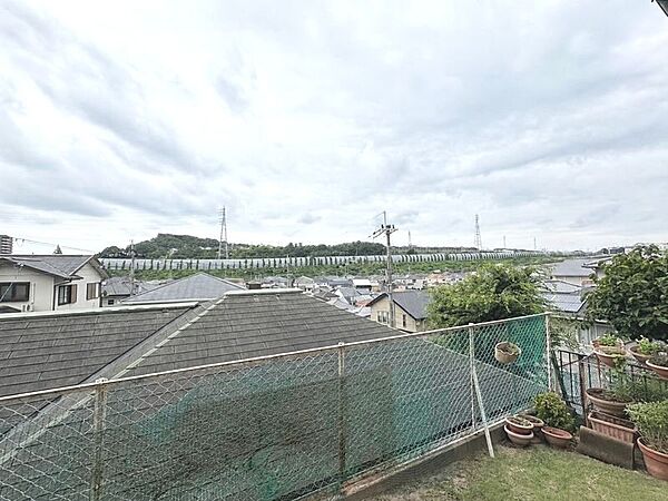 ◆現地からの眺望写真◆南側に開けた眺望が魅力の開放的なロケーション。たっぷりの陽光が差し込む明るい住まいで、四季の移ろいを感じながら、ゆとりある暮らしをお楽しみいただけます。