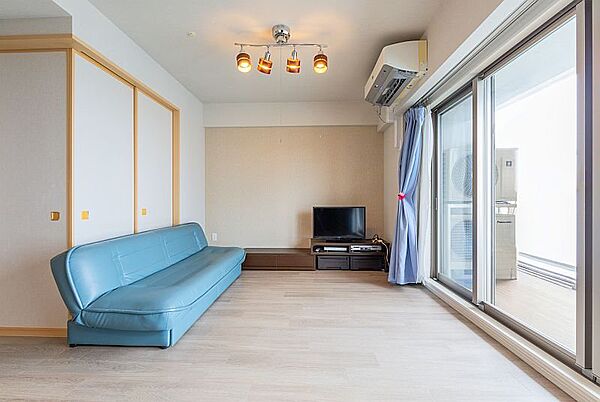 南西向きのバルコニーに面したLDK。外から爽やかでやわらかな風と光をたっぷりお部屋に取り込み、明るく開放的な空間を演出します。