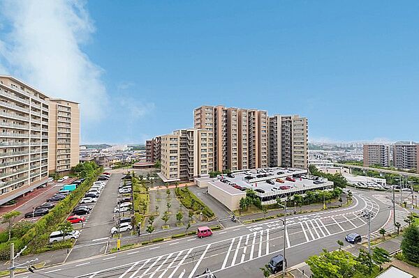 周囲の建物と適度な距離が確保されており、圧迫感の少ない開放的な眺望が魅力。毎日の暮らしに心地よい空間を演出します